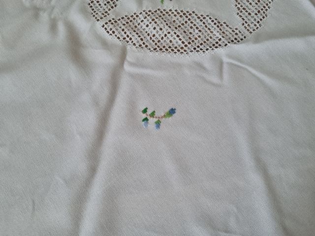 Mantel antiguo con servilletas bordado