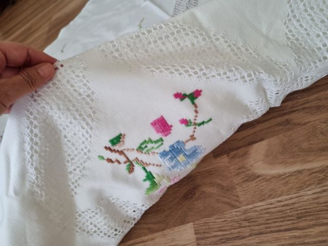 Mantel antiguo con servilletas bordado