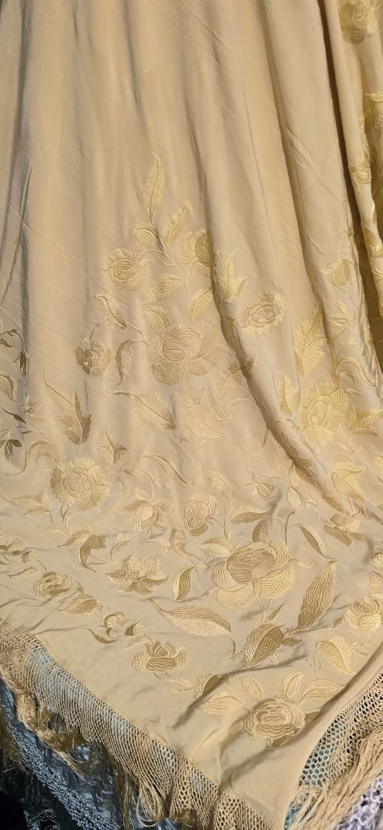 Manton antiguo amarillo imperio. cuarterones