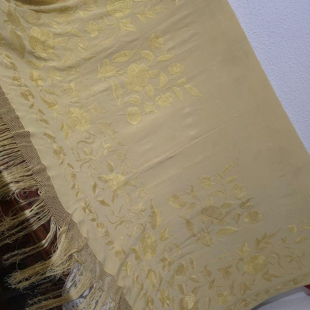 Manton antiguo amarillo imperio. cuarterones