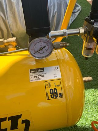 Compresor Mecafer 50litros. 3hp + accesorios
