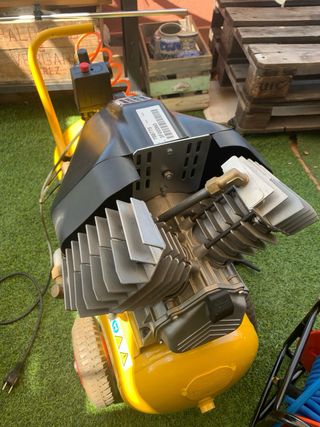 Compresor Mecafer 50litros. 3hp + accesorios