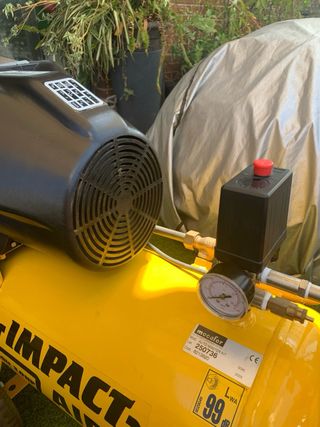 Compresor Mecafer 50litros. 3hp + accesorios