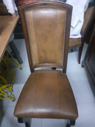 Sillas cuero y madera más mesita tele a juego