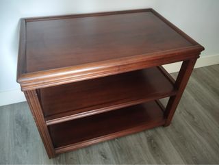 Sillas cuero y madera más mesita tele a juego
