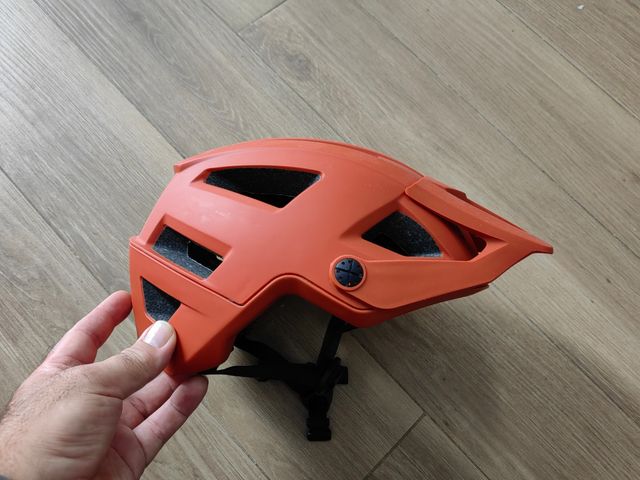 Casco naranja sin uso.
