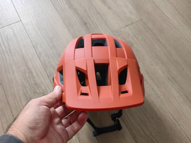 Casco naranja sin uso.