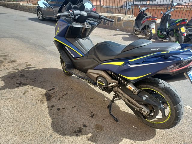 KYMCO AK 550