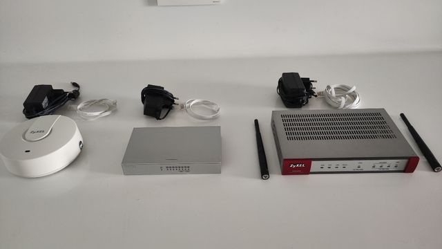 ZYXEL FIREWALL USG40W Y PERIFÉRICOS