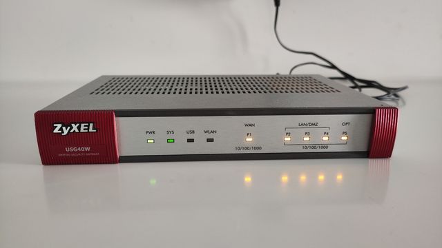ZYXEL FIREWALL USG40W Y PERIFÉRICOS