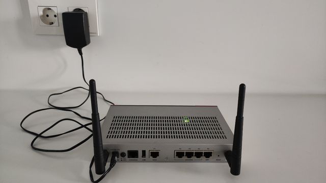 ZYXEL FIREWALL USG40W Y PERIFÉRICOS