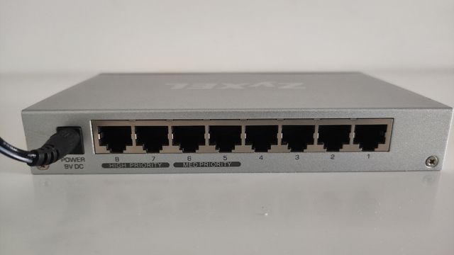 ZYXEL FIREWALL USG40W Y PERIFÉRICOS