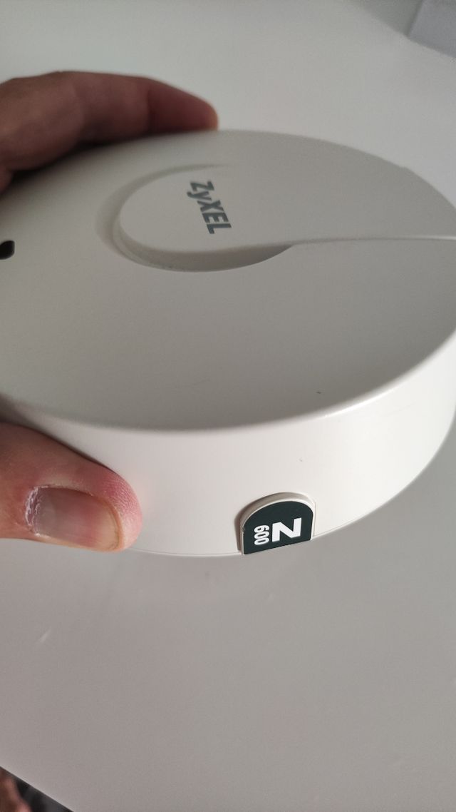 ZYXEL FIREWALL USG40W Y PERIFÉRICOS