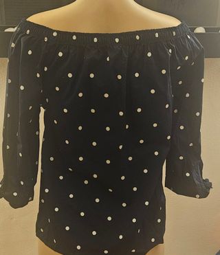 Blusa con escote barco estampado lunares