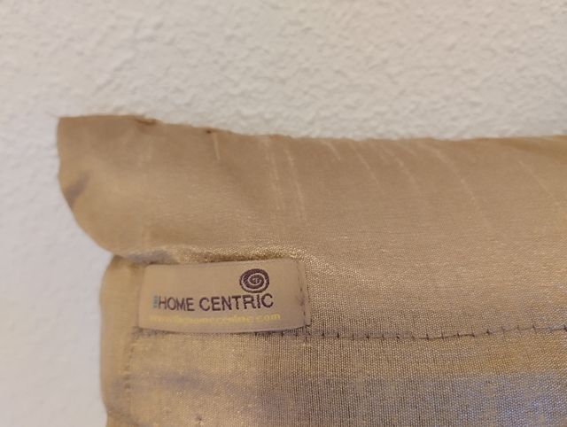 Cojín lentejuelas dorado bronce.