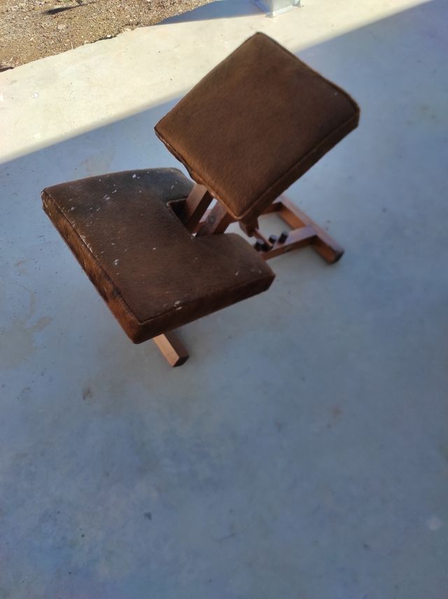 Sedia inginocchiata ergonomica realizzata a mano