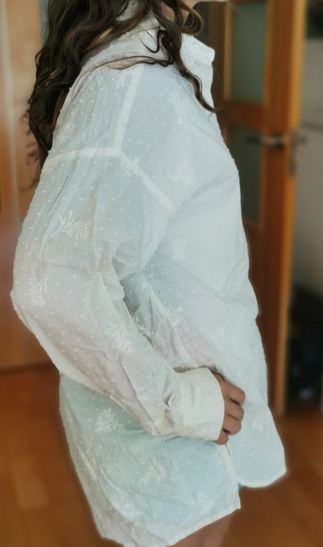 Camisa blanca zara con etiqueta