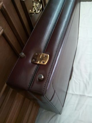 Maletín de piel cuero burdeos vintage
