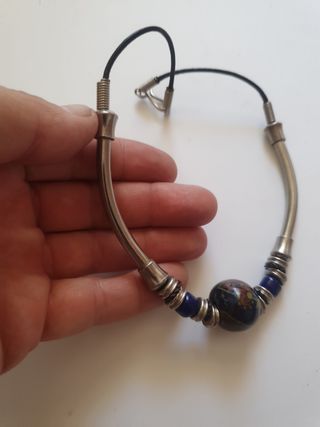 Antiguo collar plateado y piedra cristal