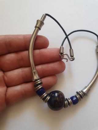 Antiguo collar plateado y piedra cristal