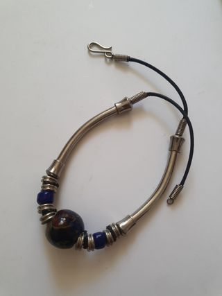 Antiguo collar plateado y piedra cristal