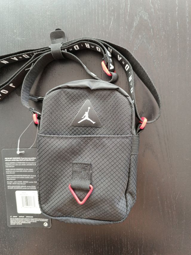 Bandolera Jordan negra con etiquetas