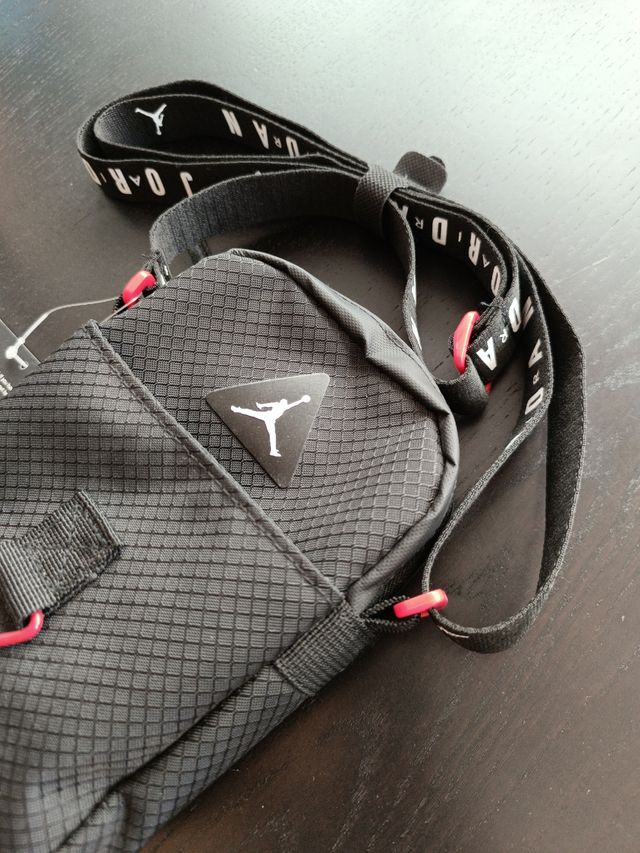 Bandolera Jordan negra con etiquetas