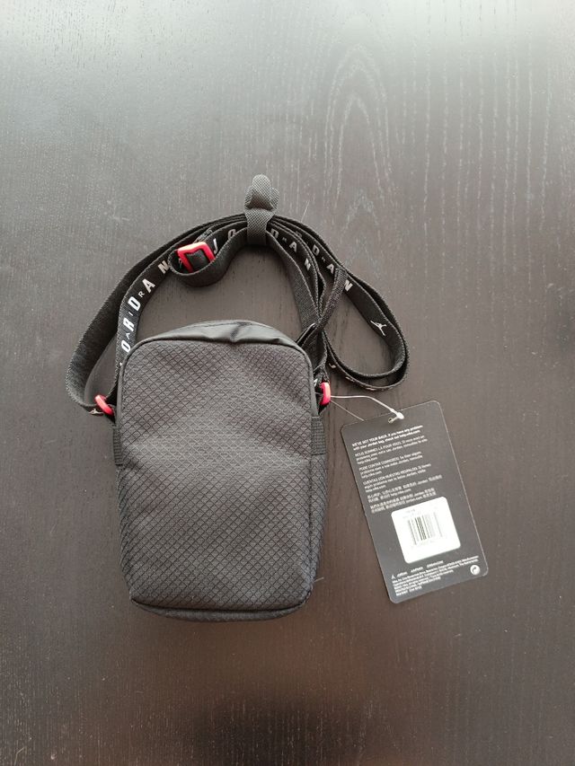 Bandolera Jordan negra con etiquetas