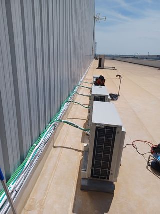 Técnico reparación aire acondicionado