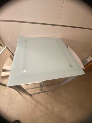 Mesa pequena con 2 sillas