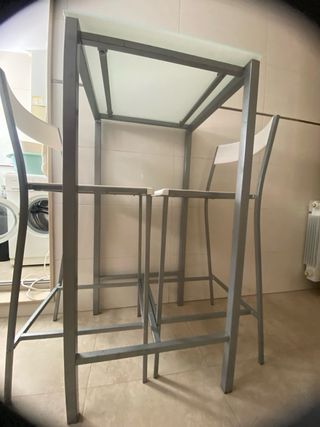 Mesa pequena con 2 sillas