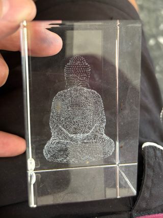 Piccolo Buddha scolpito in vetro