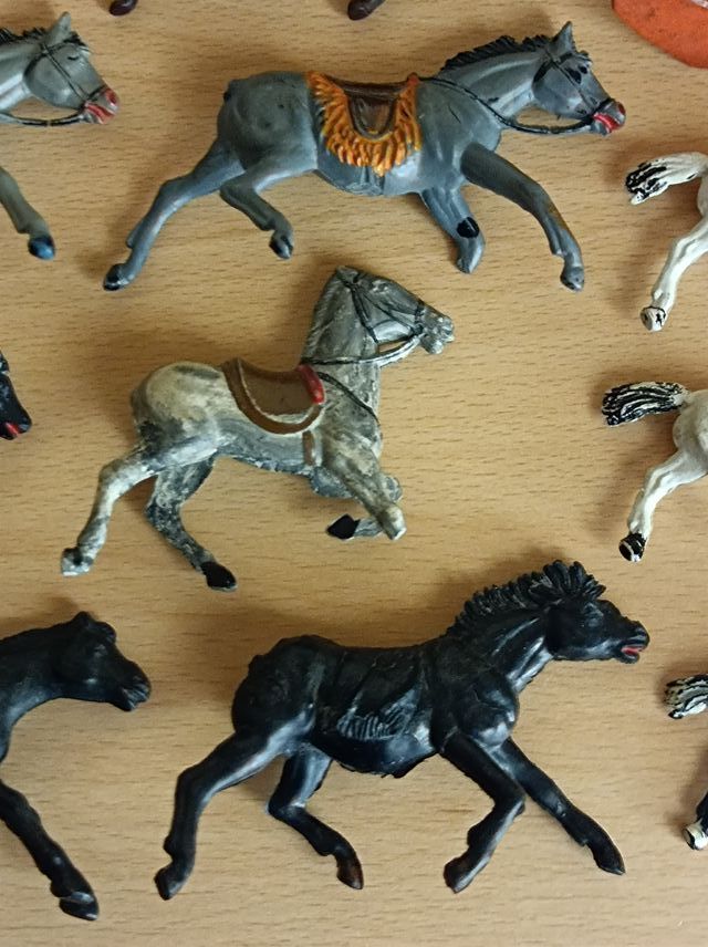 LOTE DE INDIOS VAQUEROS SOLDADITOS GOMA ROTOS