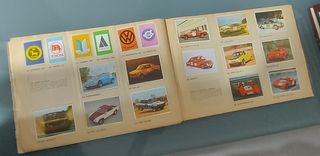 Colección de cromos antigua de coches y motos.