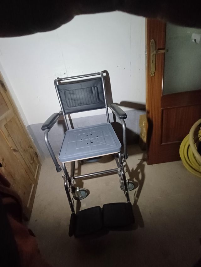 Silla de ruedas  y silla de aseo