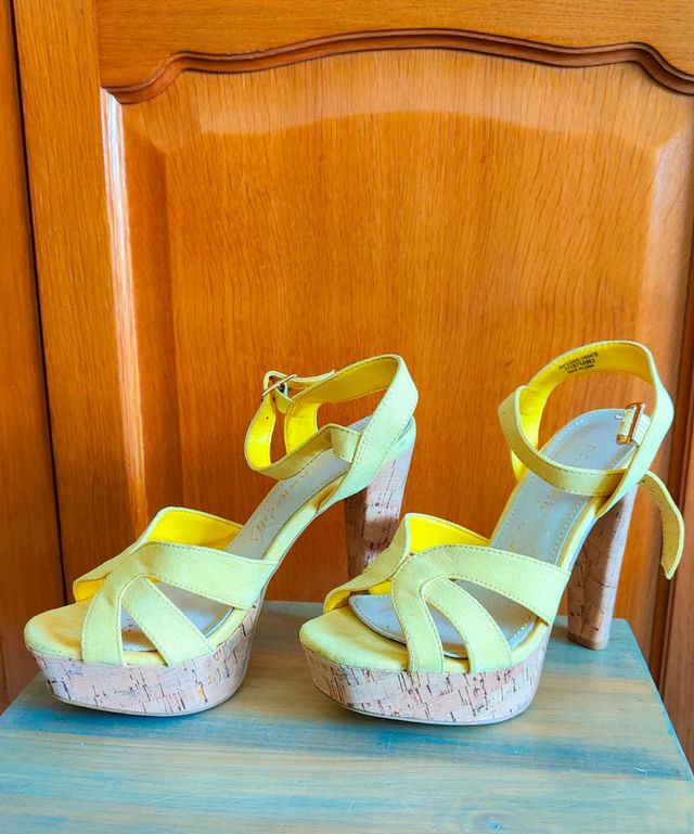 Tacones amarillos