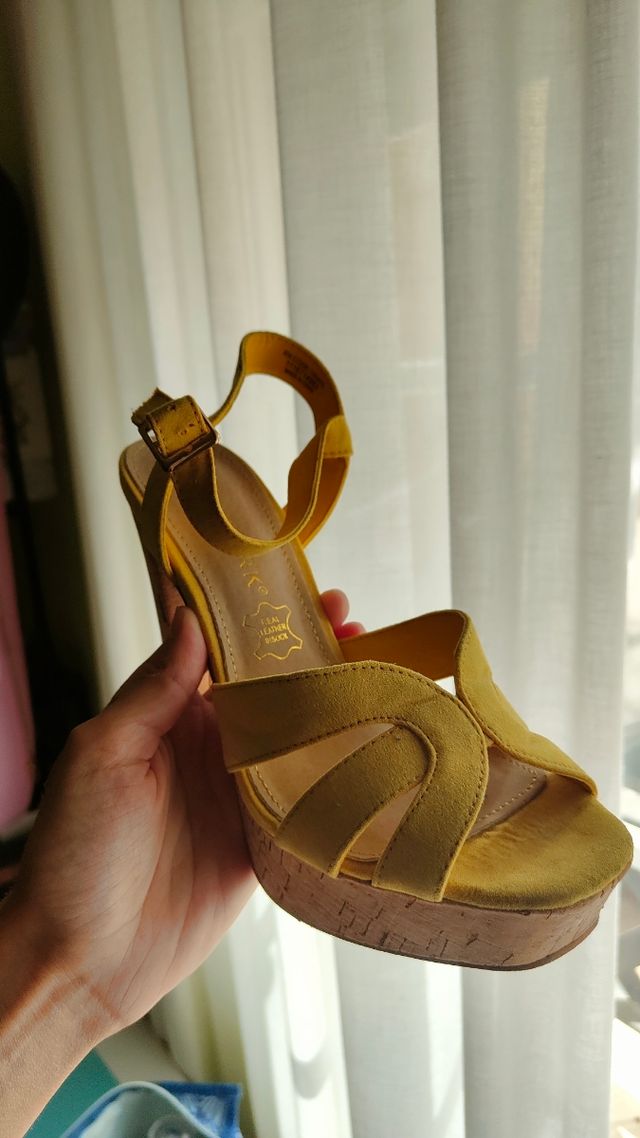 Tacones amarillos