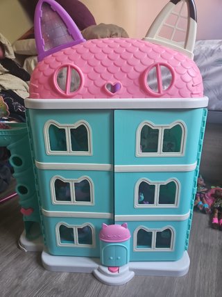 La casa de muñecas jugando con aby