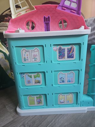 La casa de muñecas jugando con aby