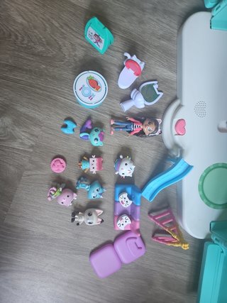 La casa de muñecas jugando con aby