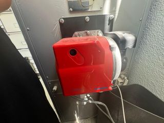 Generador de calor con quemador depósito