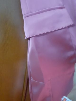 Pantalón de satén con bolsillos al lado