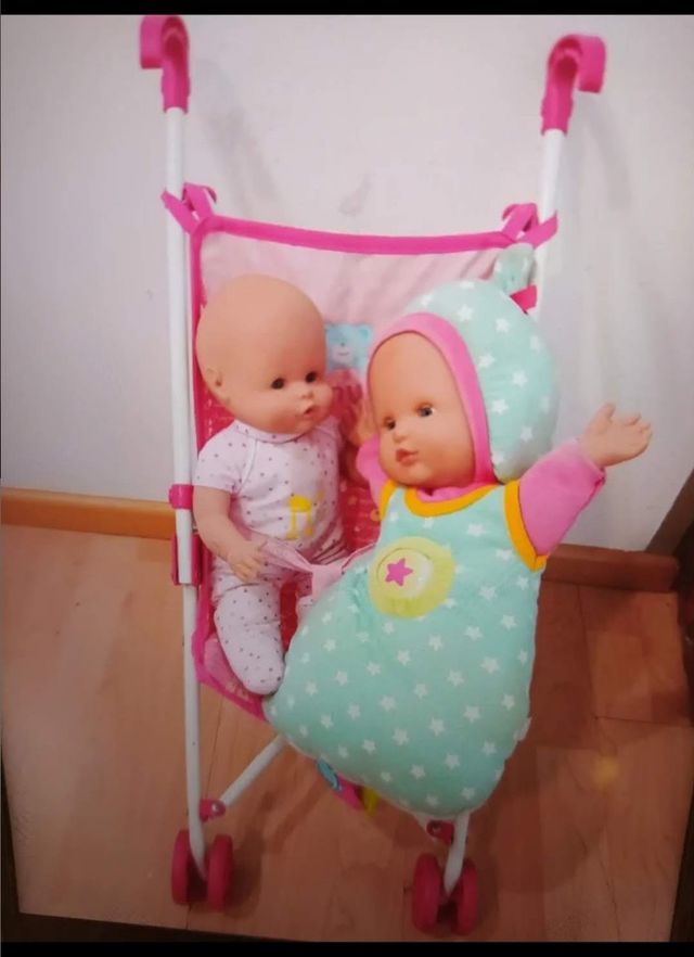 Cochecito y dos bebés todo de NENUCO.