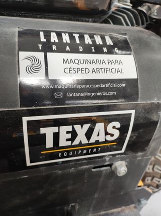 Maquina césped artificial