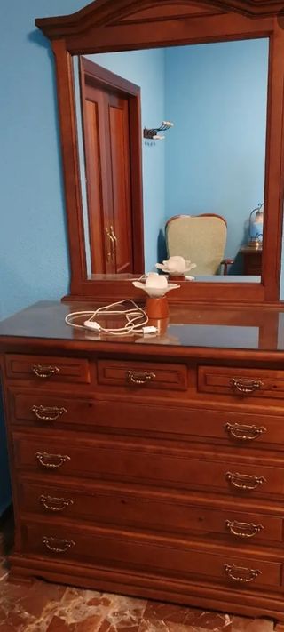 Cómoda, cama y mesitas noche de madera