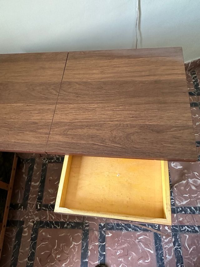 Mesa vintage para máquina de escribir oliveti