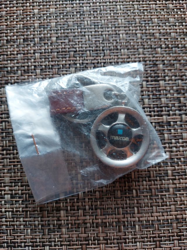 Llavero en forma de llanta Mazda