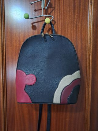 Mochila negra con bonito dibujo cosido