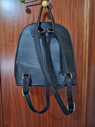 Mochila negra con bonito dibujo cosido
