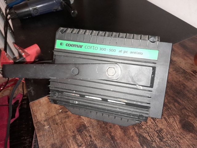 Faro/proiettore luce per cinema, teatri ecc...